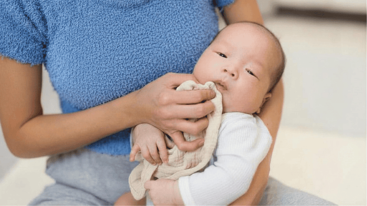 赤ちゃんの吐き戻しが多くて心配です。原因や対策はありますか？