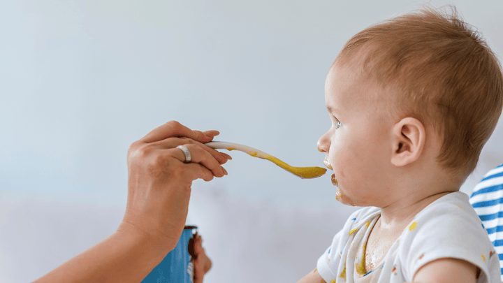 離乳食はいつから始めればよいですか？開始の時期やサインを教えてください